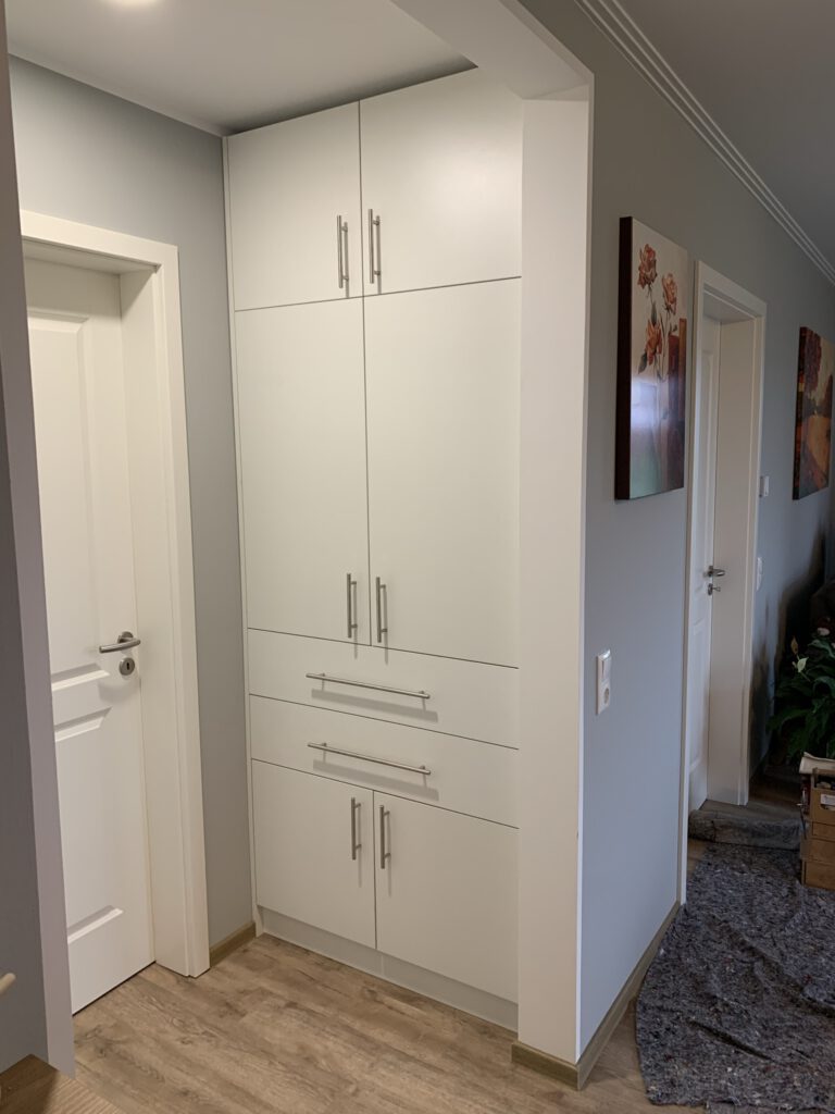 Einbauschrank in der Nische, Kunststoff weiß