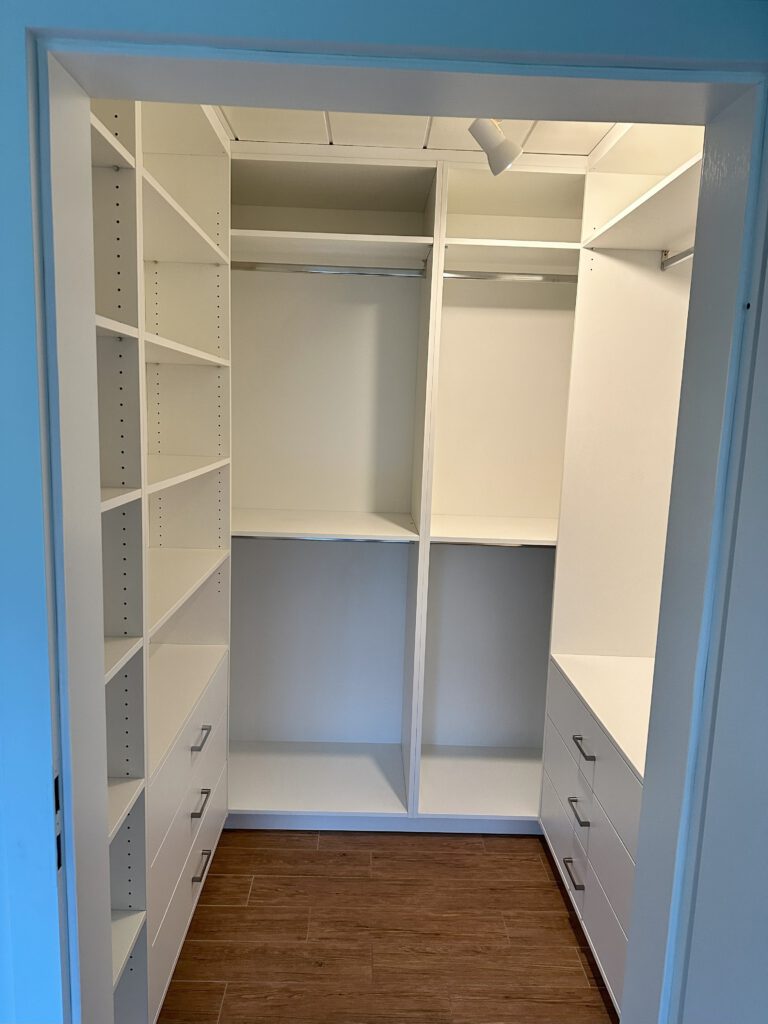 Ankleidezimmer mit Auszügen, Kunststoff weiß