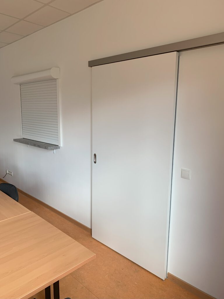 Schiebetür in weiß mit Edelstahl-Beschlag und Soft-Close